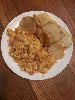 A picture of Scrambled Eggs and Fried Irish Potato.