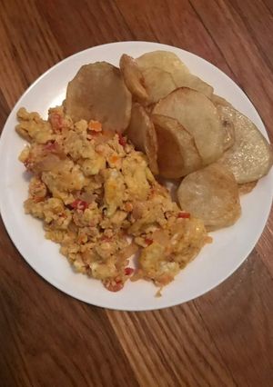 A picture of Scrambled Eggs and Fried Irish Potato.
