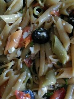 Una foto de Pasta con queso, aceitunas y tomate