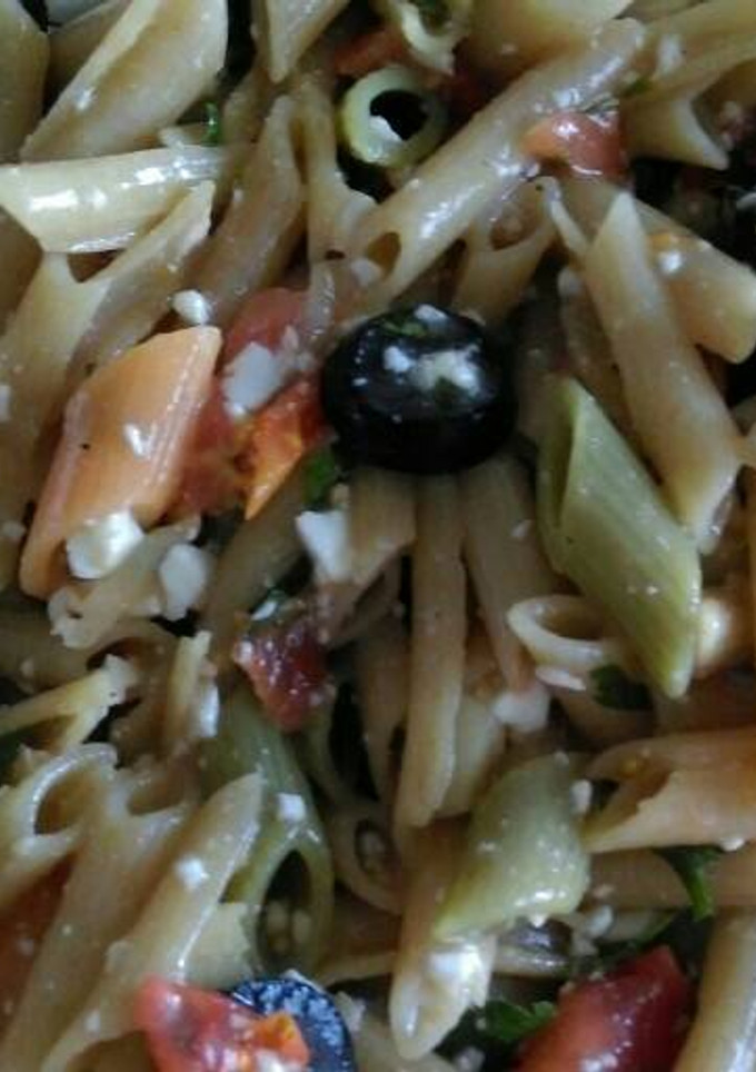 Una foto de Pasta con queso, aceitunas y tomate