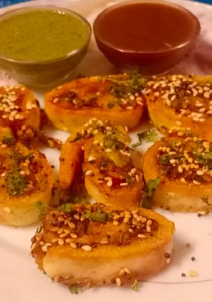 A picture of Steamed stuff suji rolls.