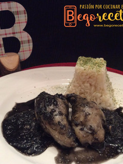 Una foto de Chipirones rellenos en su tinta