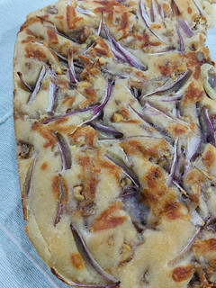 Una foto de Pan Focaccia Genovesa con Cebolla, Nuez y Queso de Cabra