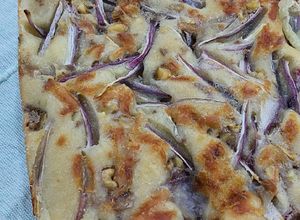 Una foto de Pan Focaccia Genovesa con Cebolla, Nuez y Queso de Cabra