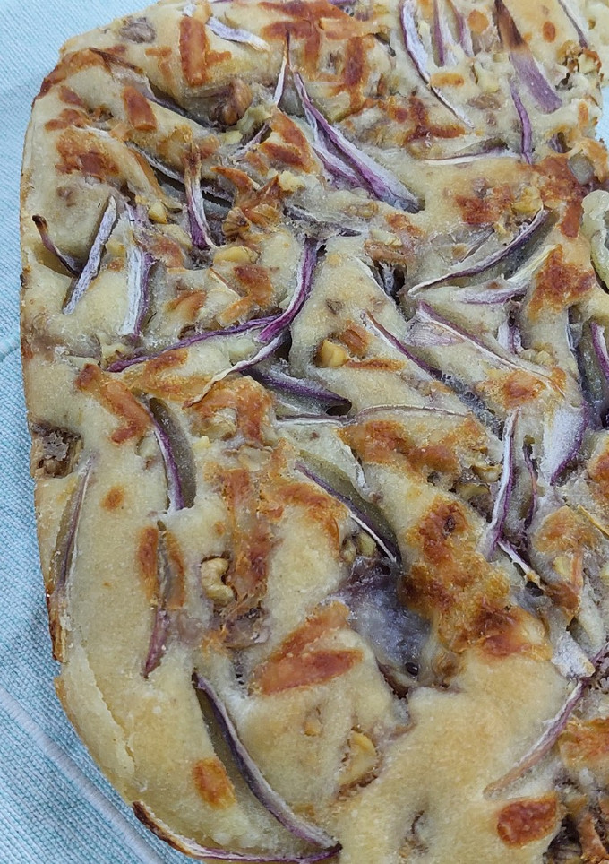 Una foto de Pan Focaccia Genovesa con Cebolla, Nuez y Queso de Cabra