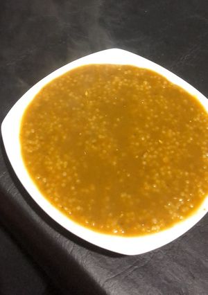 Una foto de Sopa cremosa de verdurita con municiones y queso fresco