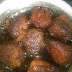 Una foto de Buñuelos de yuca en miel
