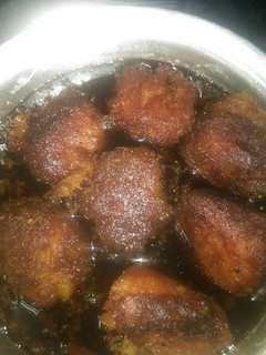 Una foto de Buñuelos de yuca en miel