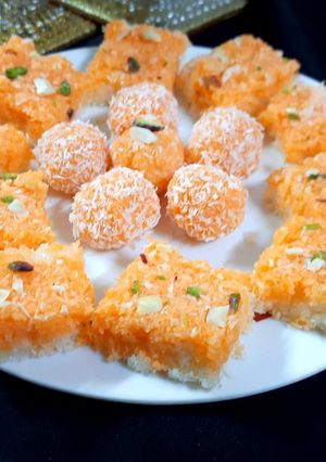 कलरफुल कोकोनट बर्फी और लड्डू (Colorful coconut barfi aur laddu recipe in Hindi) रेसिपी मुख्य फोटो