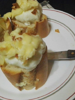 Una foto de Mini tostas de huevo y queso