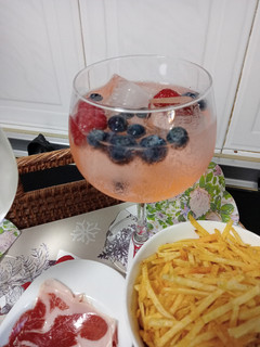 Una foto de Gin-tonic con fresas, arándanos, frambuesas o mango