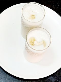 केले और काजू का मिल्क शेक (kele aur kaju ka milk shake recipe in Hindi) रेसिपी मुख्य फोटो