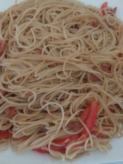 A picture of Fried spaghetti with bacon.