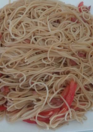 A picture of Fried spaghetti with bacon.