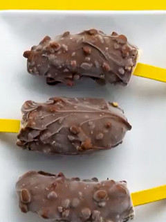 Una foto de Helados de plátano y chocolate