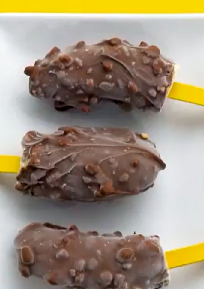 Una foto de Helados de plátano y chocolate