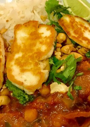 A picture of Halloumi and Cashew Curry.