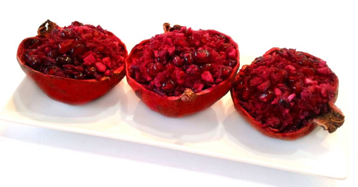 натертая свекла и гранат разрезанный на столе