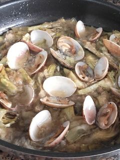 Una foto de Cazuela de alcachofas y almejas