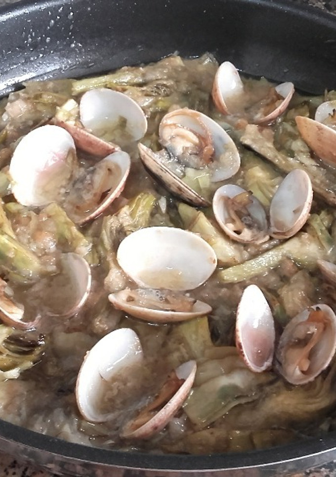 Una foto de Cazuela de alcachofas y almejas