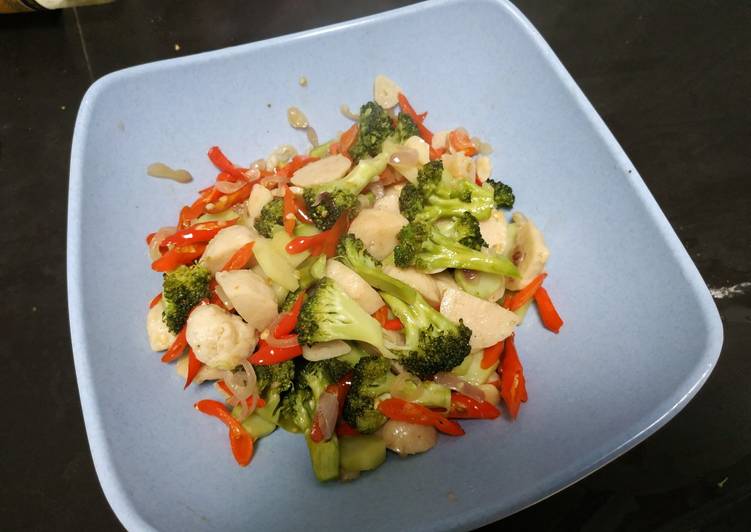 Bahan memasak Oseng brokoli bakso yang Enak