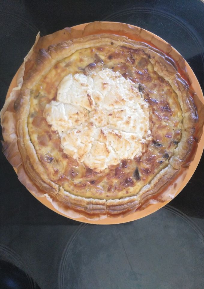 Una foto de Quiche de champiñones, york y queso de cabra