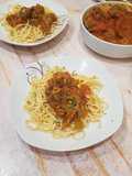 Spaghete cu pipote în sos de roșii
