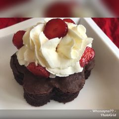 A picture of Whosayna’s Brownie topped with Strawberry Swirl.