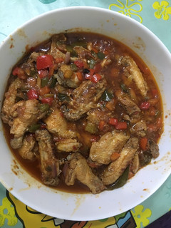 Una foto de Alitas de pollo al chilindrón