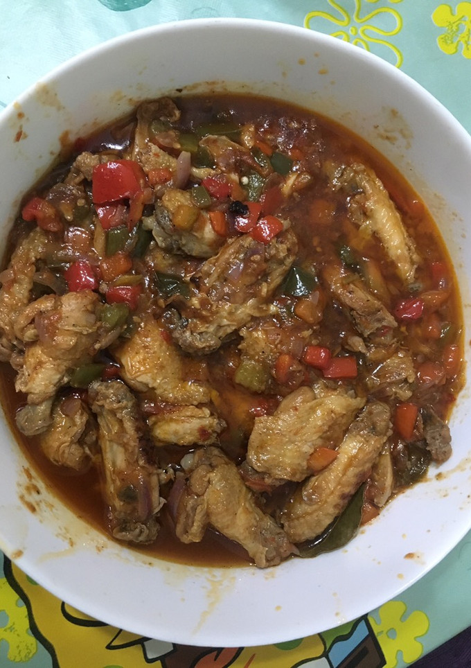 Una foto de Alitas de pollo al chilindrón