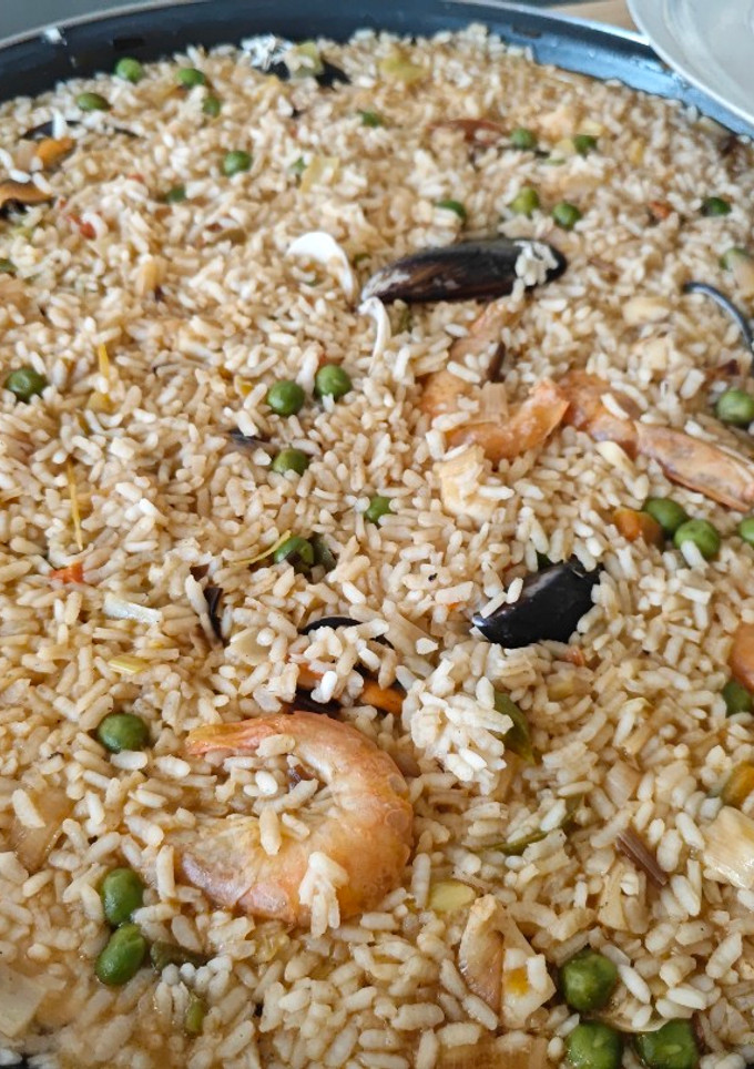 Una foto de Paella de marisco 🦐