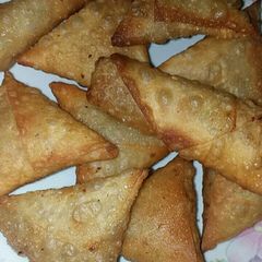 A picture of Chinese rolls and samosai.
