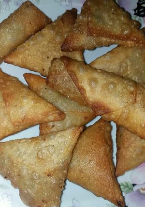 A picture of Chinese rolls and samosai.