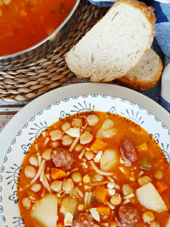 Una foto de Guiso de garbanzos con fideos y chorizo