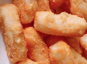 Hình của món Bánh gạo (tokbokki) lắc phô mai.