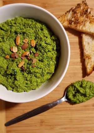 Spenót pesto medvehagymával és reteklevéllel recept fotója