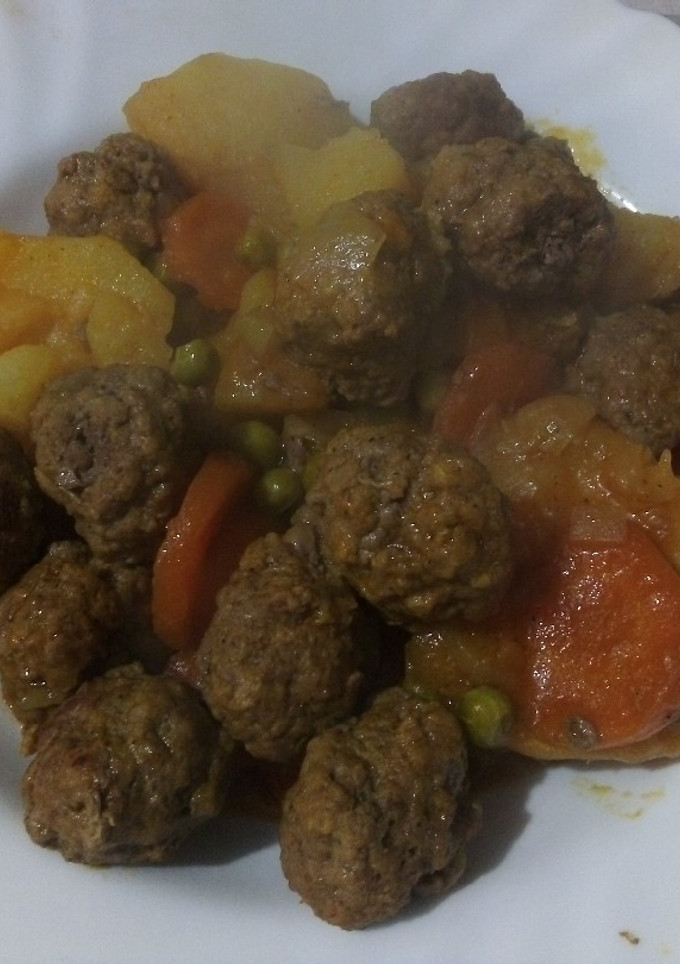 Una foto de Albóndigas a la jardinera