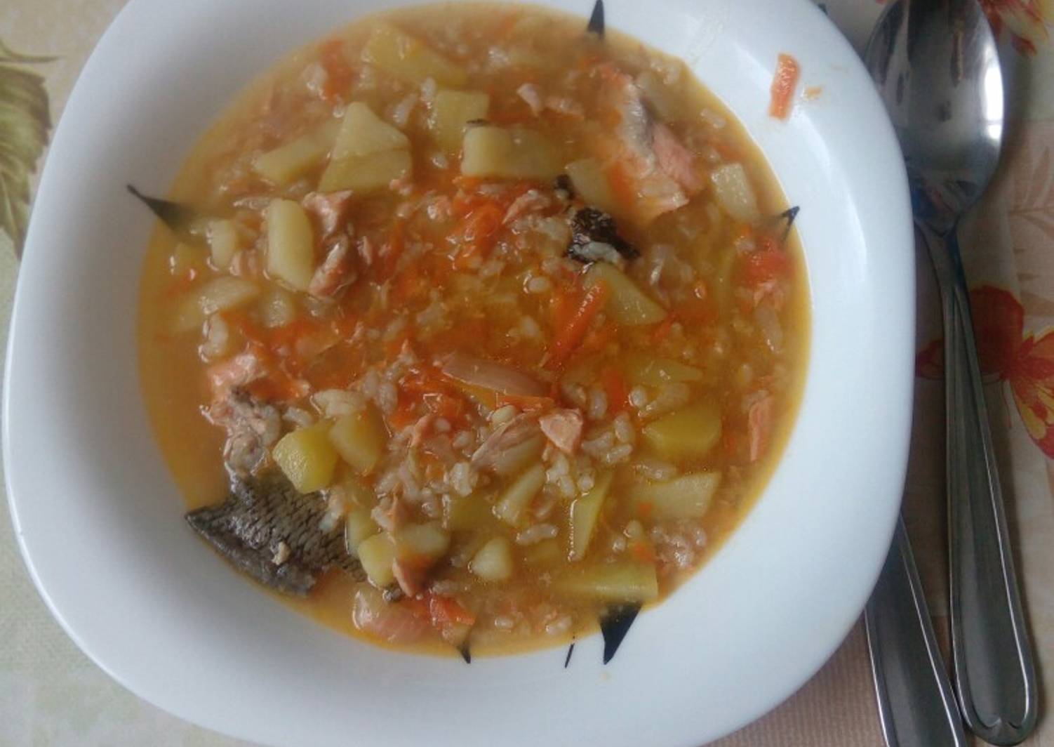 суп из форели. суп рыбный с форелью. блюдо из головы рыбы. суп уха из форели. рыбный суп из головы и хвоста форели.