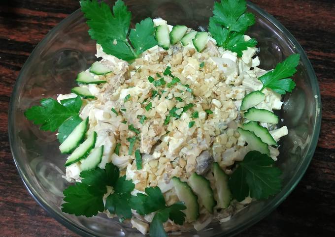 Лёгкий салат с кальмарами яйцами и свежими огурцами