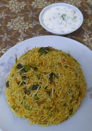 A picture of Hyderabadi biryani with raita.