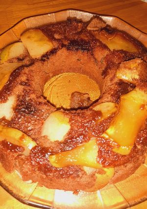 Una foto de Torta invertida de peras y cacao 🍐🖤