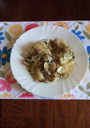 Una foto de Rosada en salsa blanca con almejas
