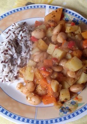 Una foto de Guiso de Porotos Vegano 🍲