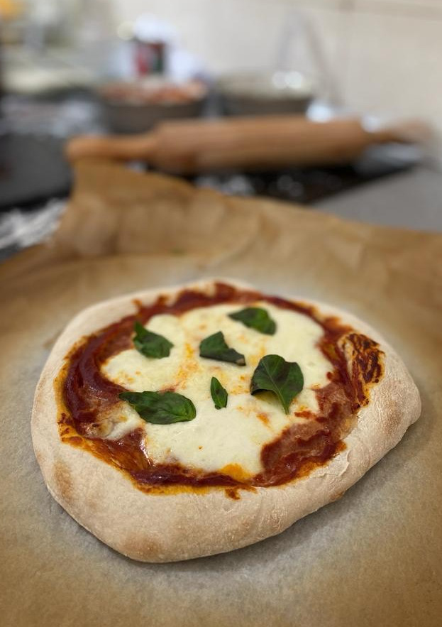 Una foto de Pizza margarita napolitana 🇮🇹