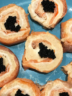 Una foto de Rollos de canapés salmón