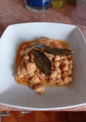Una foto de Garbanzos con pollo estilo Mauro ✨