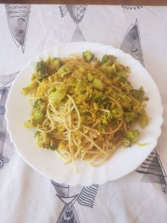 Una foto de Espaguetis con brócoli
