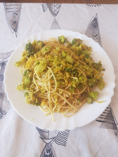 Una foto de Espaguetis con brócoli