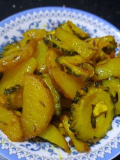 आलू और करेला का भुजिया (aloo aur karela bhujiya recipe in hindi) रेसिपी मुख्य फोटो
