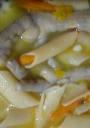 Una foto de Sopita de zapallo con patitas de pollo